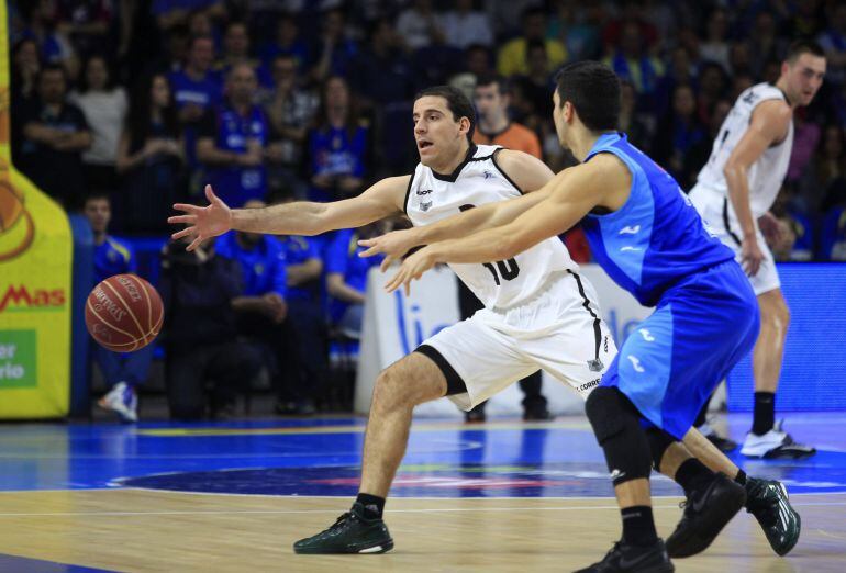 GRA236. MADRID, 05/04/2015.- El base del Dominion Bilbao Basket Quino Colom (i) intenta interceptar un pase del base del Movistar Estudiantes Jaime Fernández (d), durante el partido de la vigésima séptima jornada de la Liga ACB que se juega hoy en el Palacio de los Deportes de Madrid. EFE/Víctor Lerena