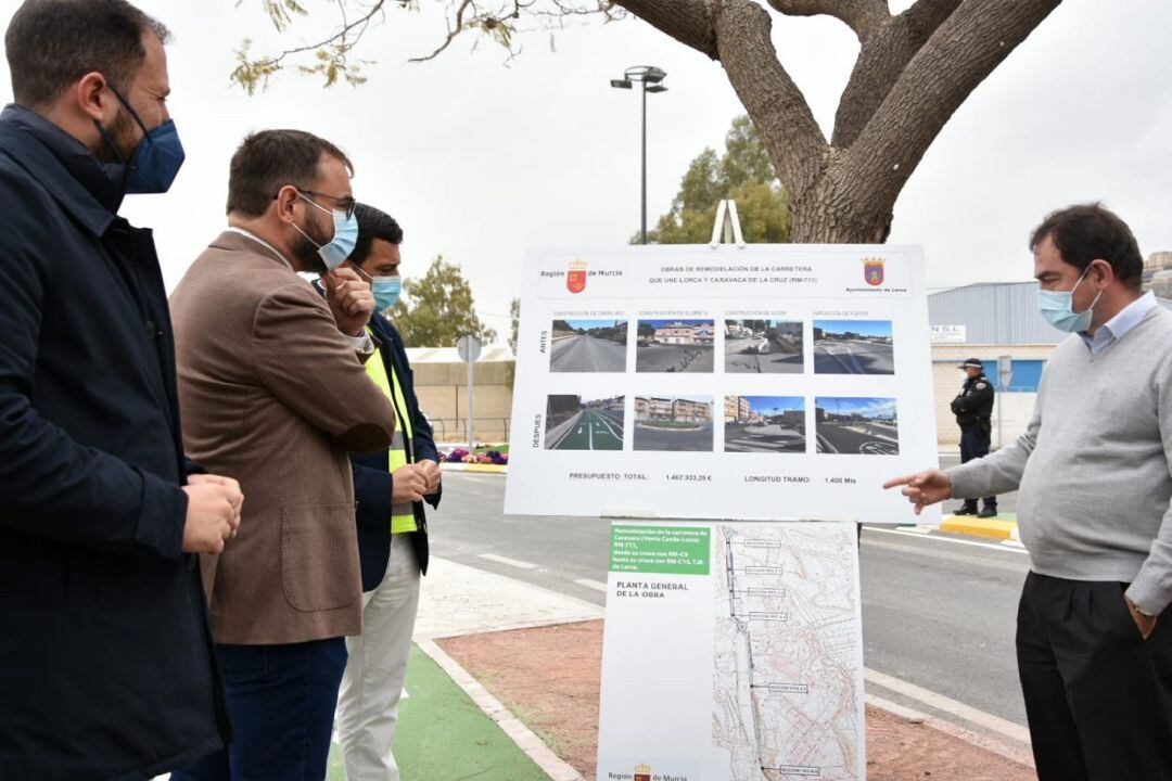El alcalde destaca la actuación de la carretera de Caravaca que integra el uso viario y peatonal y un carril bici.