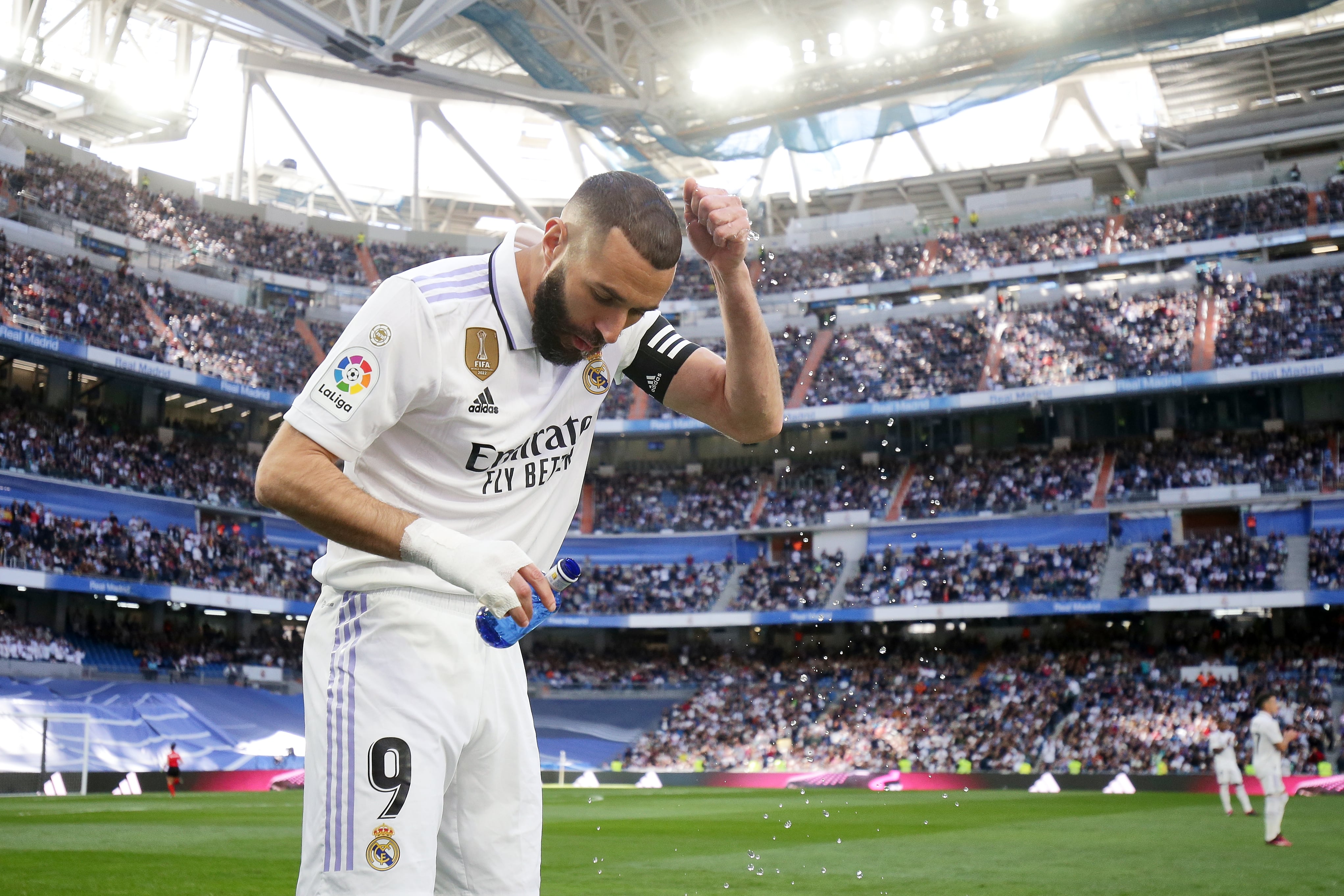 Benzema celebra uno de sus tres goles ante el Real Valladolid.