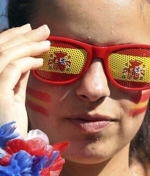 Una seguidora de la selección española disfruta en la zona de aficionados próxima a los Campos de Marte en París