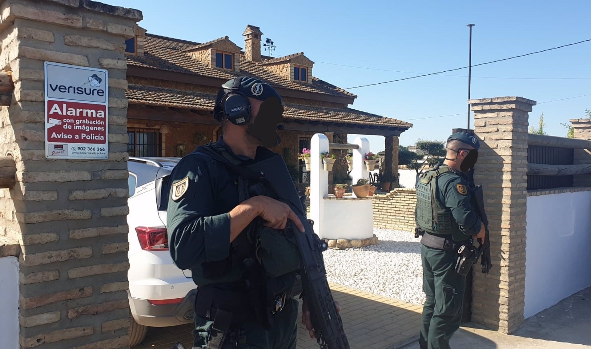 Dos agentes durante uno de los registros