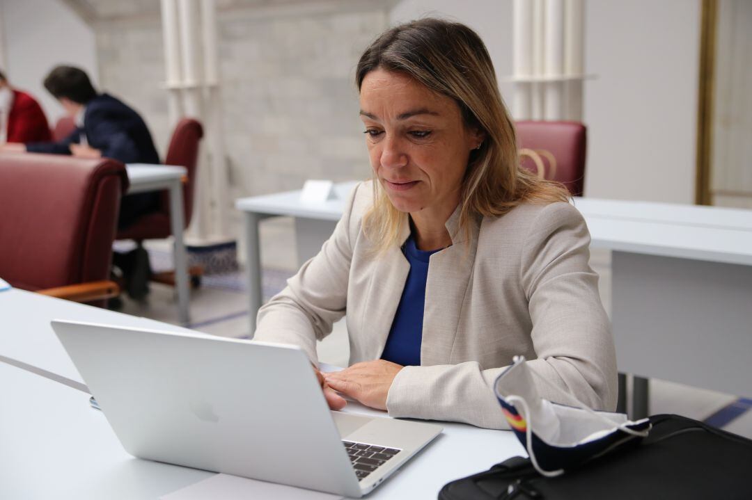 La diputada del PP en la Asamblea ha lamentado “el negativo impacto que las restricciones establecidas han producido en muchas mujeres que se han visto obligadas a convivir, sin alternativa posible, con su maltratador”