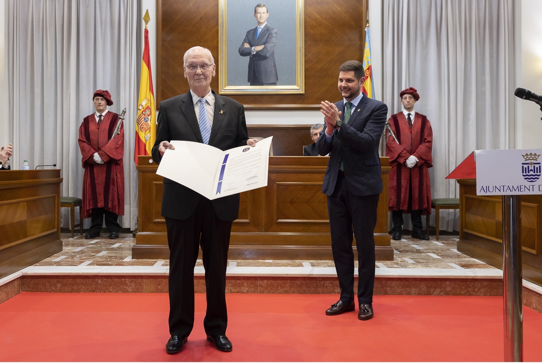 Vicente Rocher recogiendo su nombramiento como Hijo Predilecto de Gandia.
