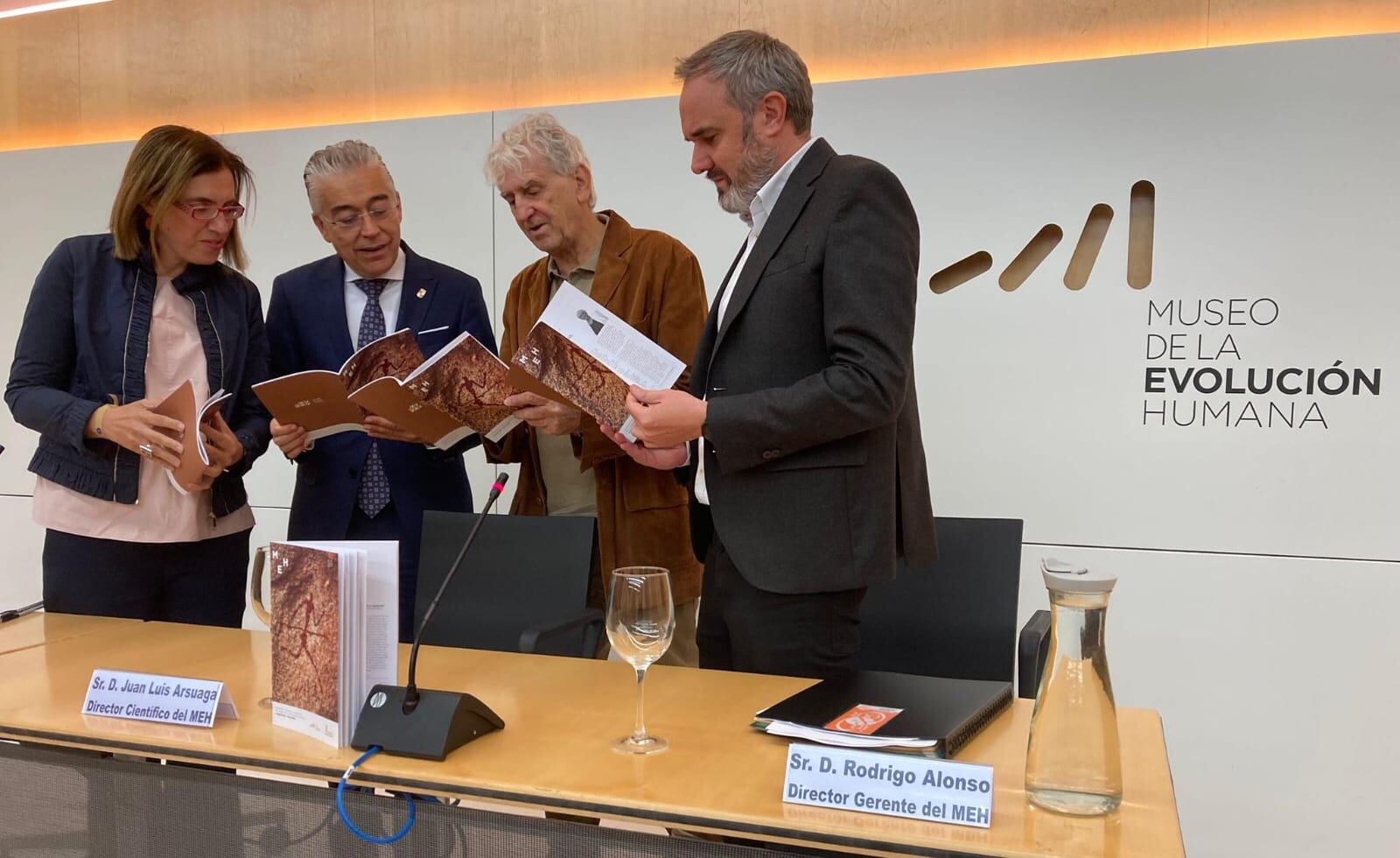 La directora general de Políticas Culturales, Inmaculada Martínez, acompañada del director-gerente del Sistema Atapuerca (SACE), Rodrigo Alonso, y del director científico del Museo de la Evolución Humana (MEH), Juan Luis Arsuaga, han presentado la nueva programación del Museo de la Evolución Humana para el cuatrimestre octubre-enero 2025-2026