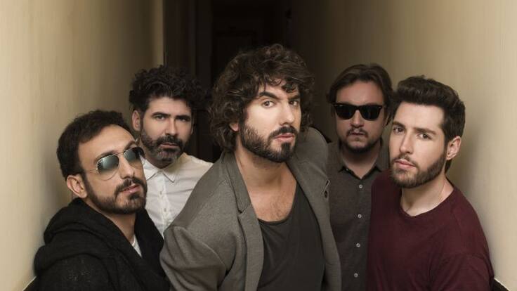 En el FIB le robamos el cartel del camerino a Two Door Cinema Club