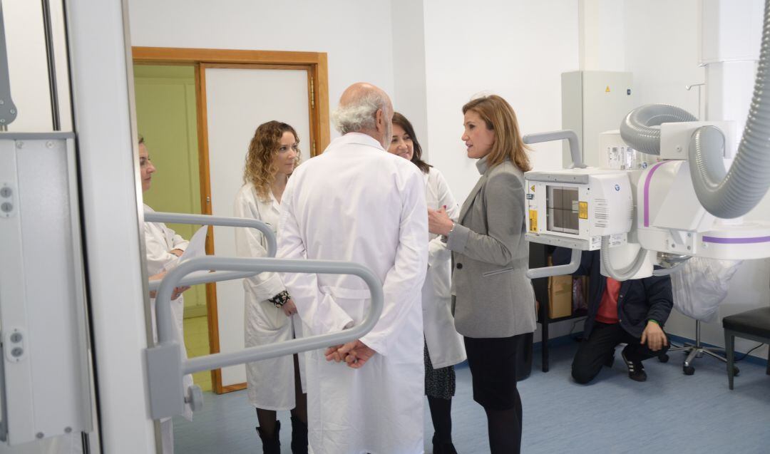 La delegada de Salud, Trinidad Rus, visita la nueva sala de radiología digital robotizada.