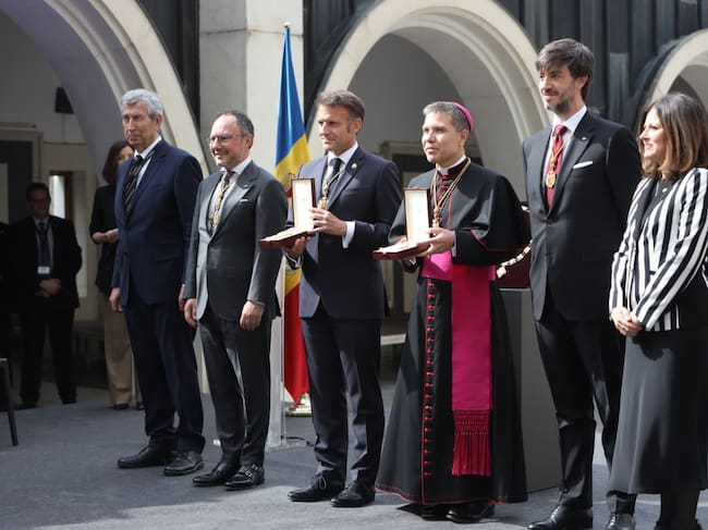 Emmanuel Macron i Josep Lluís Serrano Pentitat ha rebut la màxima condecoració en una cerimònia que s'ha fet al Santuari de Meritxell