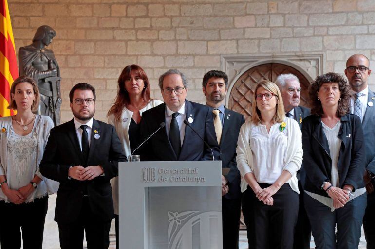 Quim Torra i el Govern al complert durant la declaració institucional del president de la Generalitat