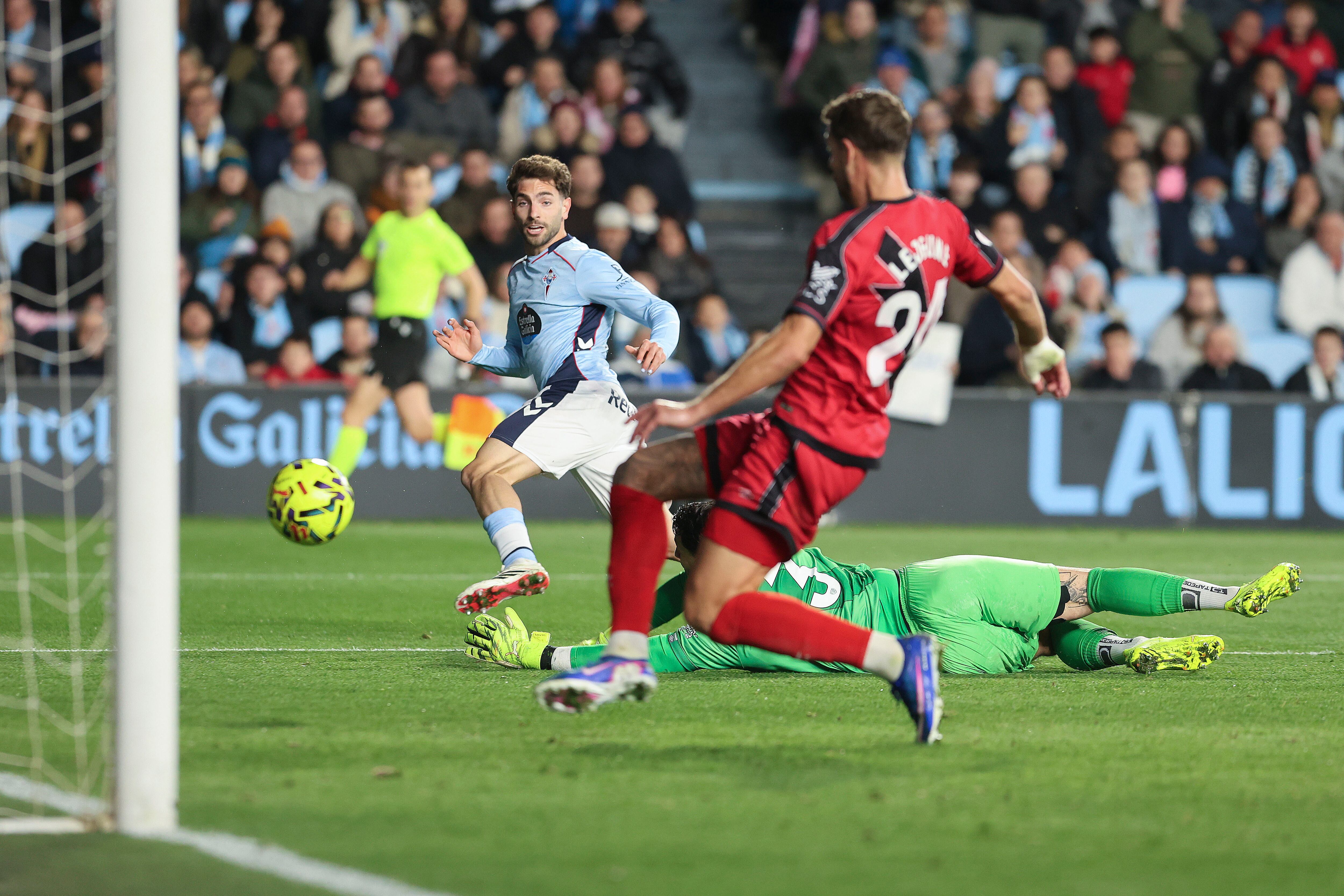 VIGO (PONTEVEDRA), 18/01/2026.- El defensa del Celta Javi Rueda (i) marca el tercer gol ante el Rayo, durante el partido de LaLiga de fútbol que Celta de Vigo y Rayo Vallecano disputan este domingo en el estadio de Balaídos. EFE/Salvador Sas