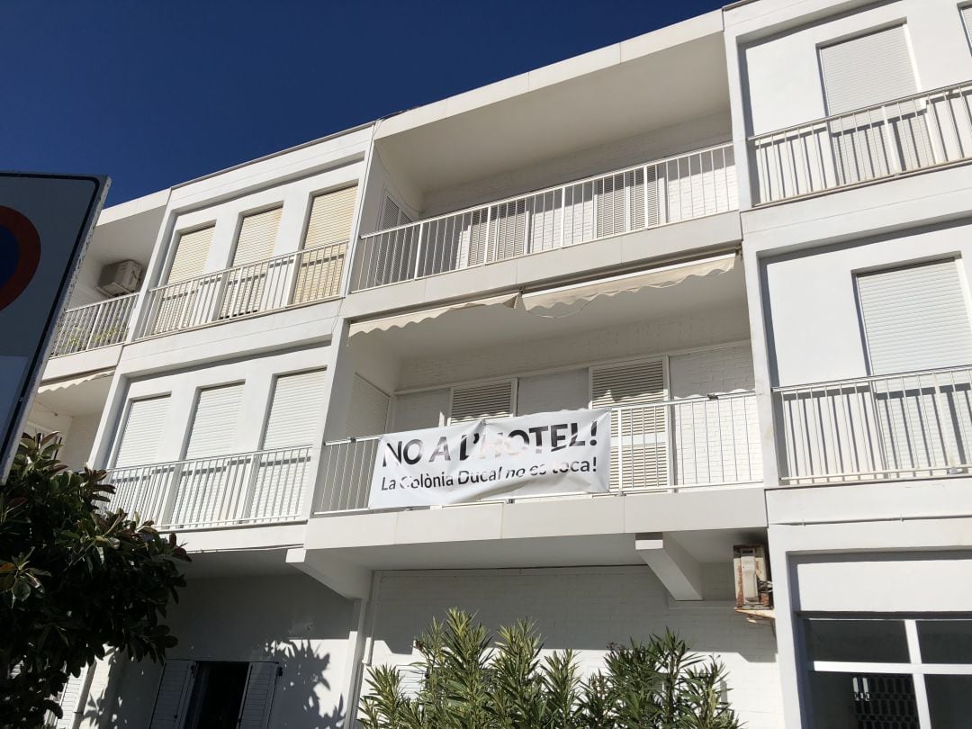 Cartel de los vecinos de la Ducal contra el proyecto de un hotel