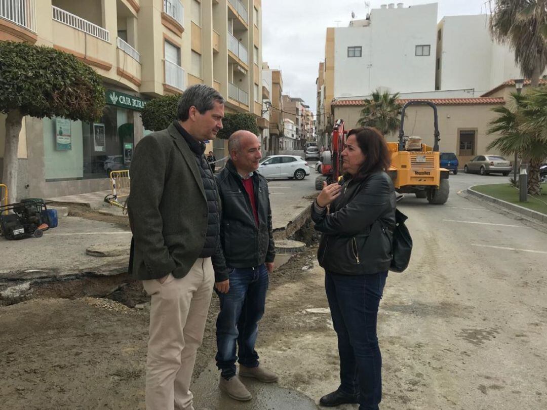 El presidente de la Mancomunidad de Municipios, Sergio García, visita las obras del Paseo Marítimo de La Rábita junto a su alcaldesa, Maria José Sánchez y el gerente de Aguas y Servicios