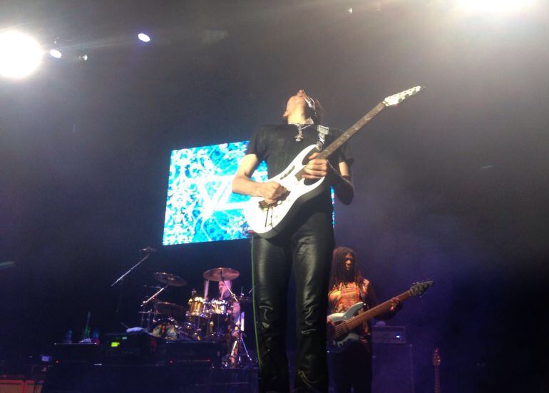 Un momento de la actación de Steve Vai en el auditorio Mar de Vigo