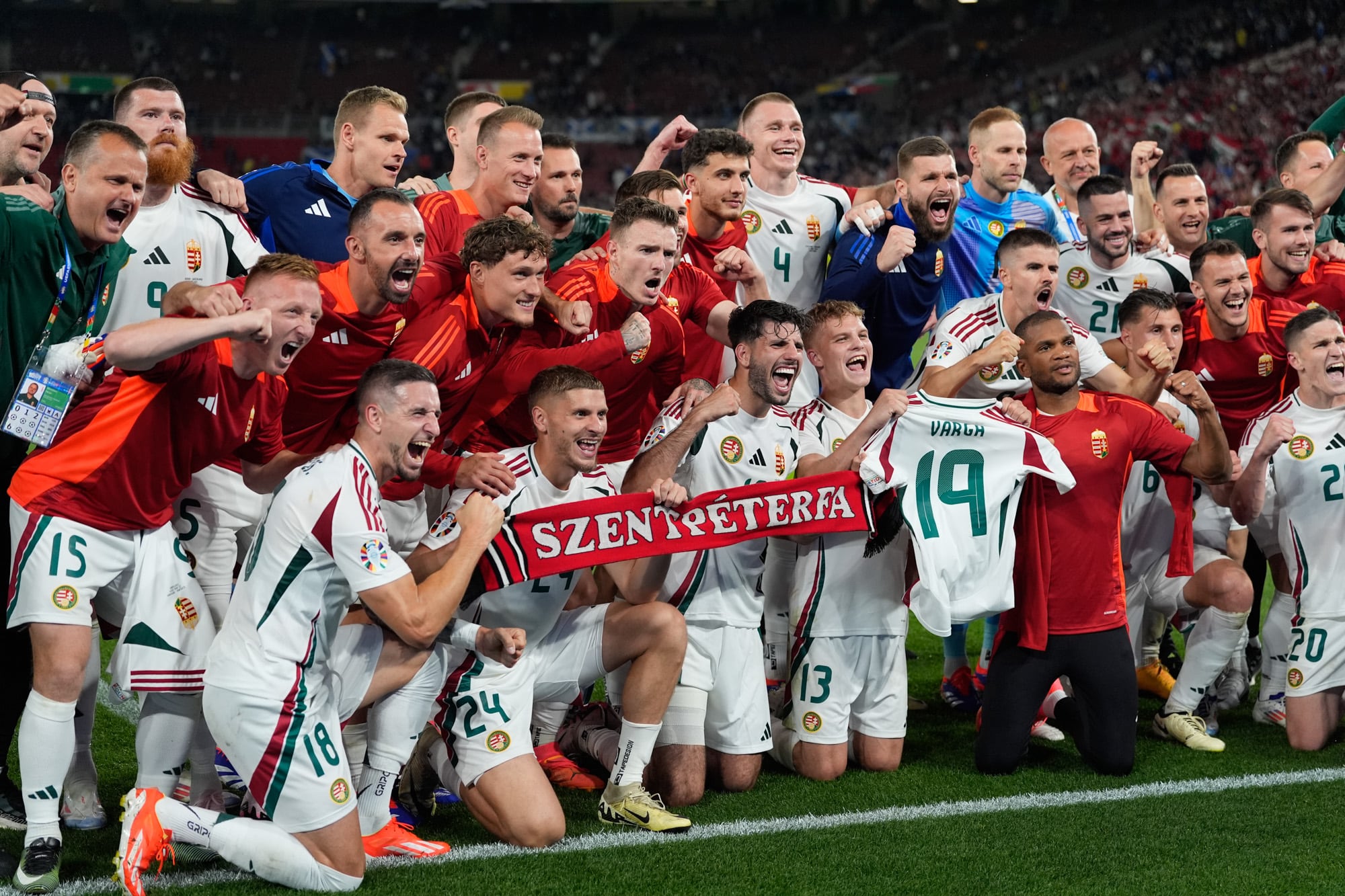 Los jugadores de Hungría celebran la victoria ante Escocia con la camiseta de su compañero Varga