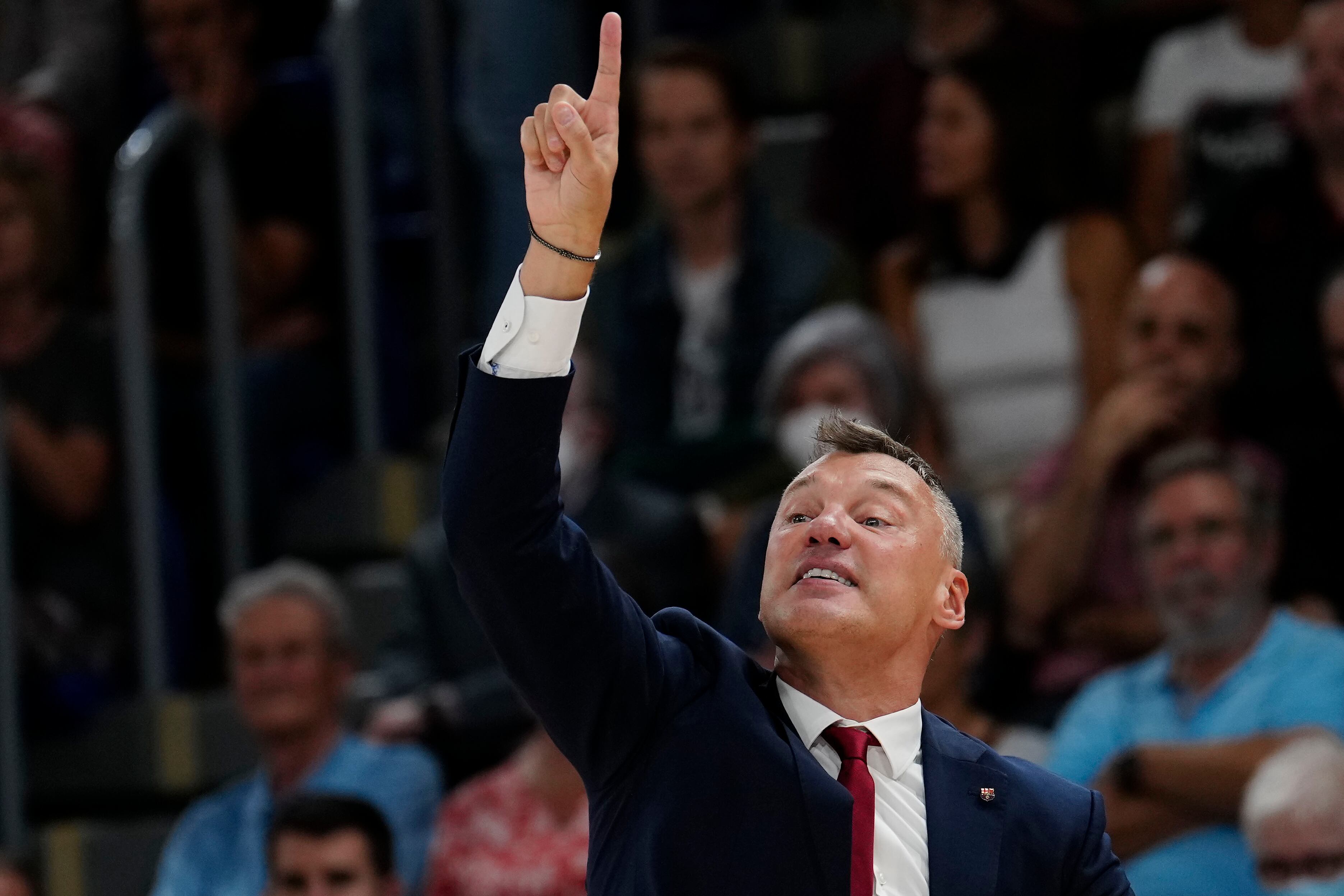 El entrenador del Barça, Sarunas Jasikevicius, da instrucciones a sus jugadores durante el partido contra el Madrid