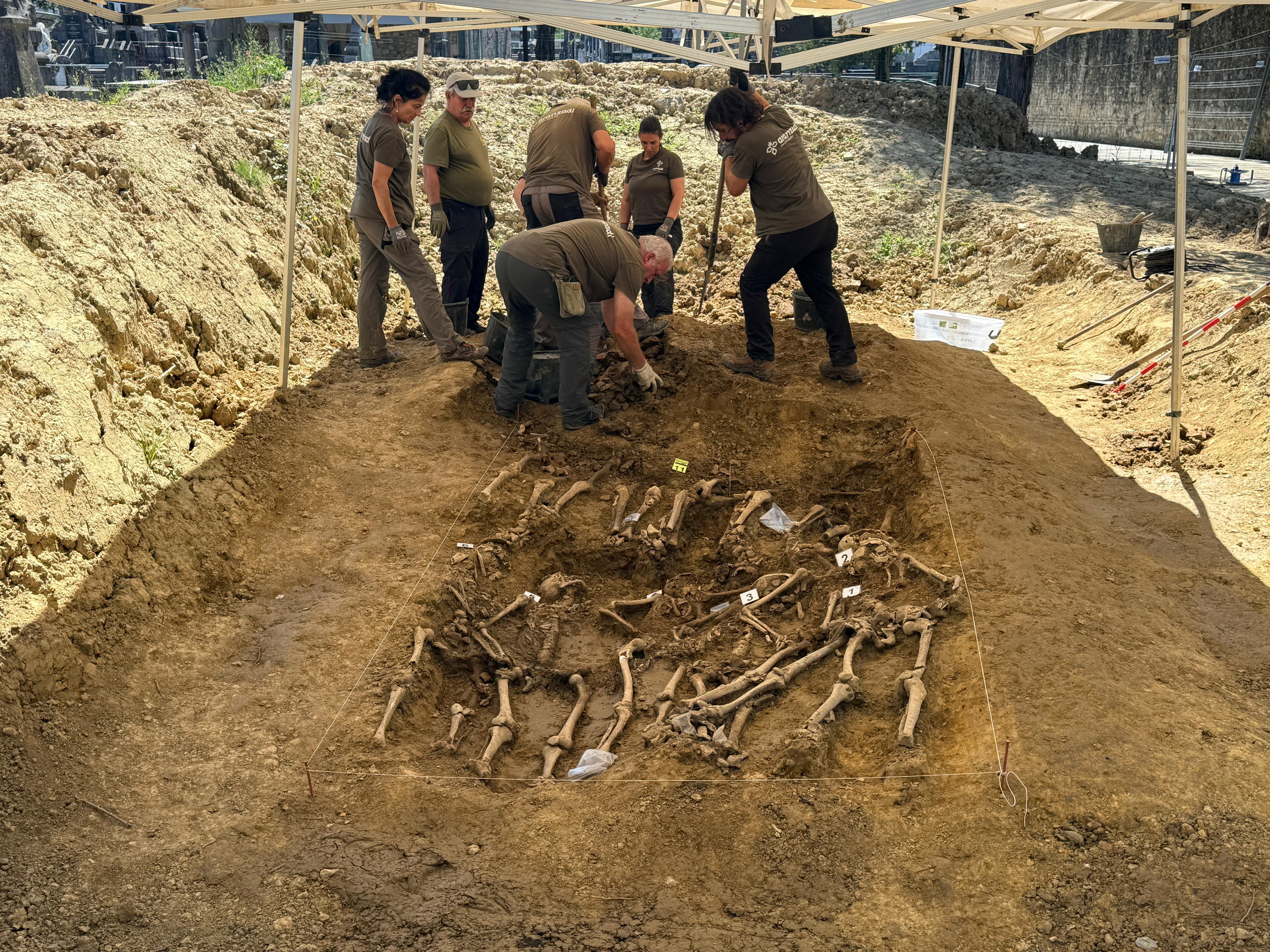 Vista parcial de la fosa número 11 del cementerio de Amorebieta‑Etxano, donde ya han aparecido 12 cuerpos de combatientes republicanos. Los esqueletos, en buen estado de conservación, se encuentran articulados y alineados, lo que indica un enterramiento colectivo y ordenado.