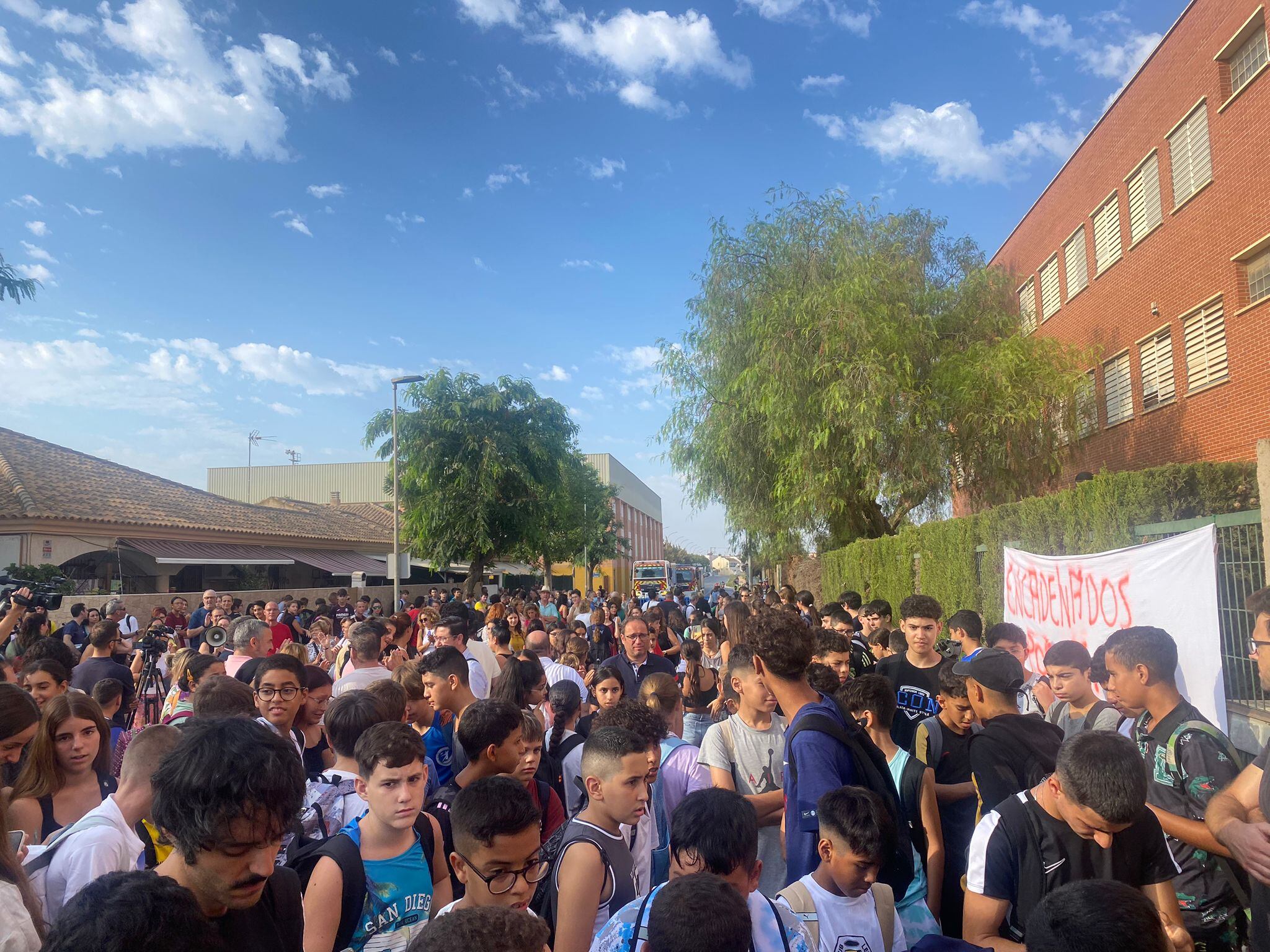 Los colegios y el instituto de  Los Alcázares amanecen con cadenas como protesta por los barracones
