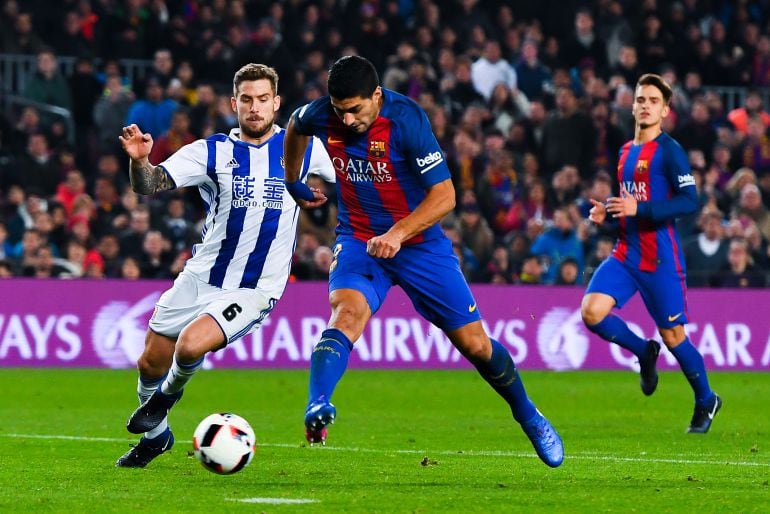 Íñigo Martínez intenta quitar la pelota a Luis Suárez