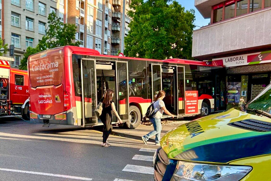 LOGROÑO, 08/08/2024.- Siete personas han resultado heridas leves al empotrarse el autobús urbano en el que viajaban contra la esquina de la Caja Laboral, situada en el Paseo del Espolón, este jueves en Logroño. EFE/ Raquel Manzanares
