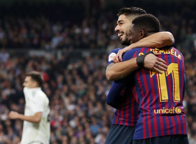 Luis Suárez celebra uno de sus goles en el Clásico de la Copa con Dembélé.