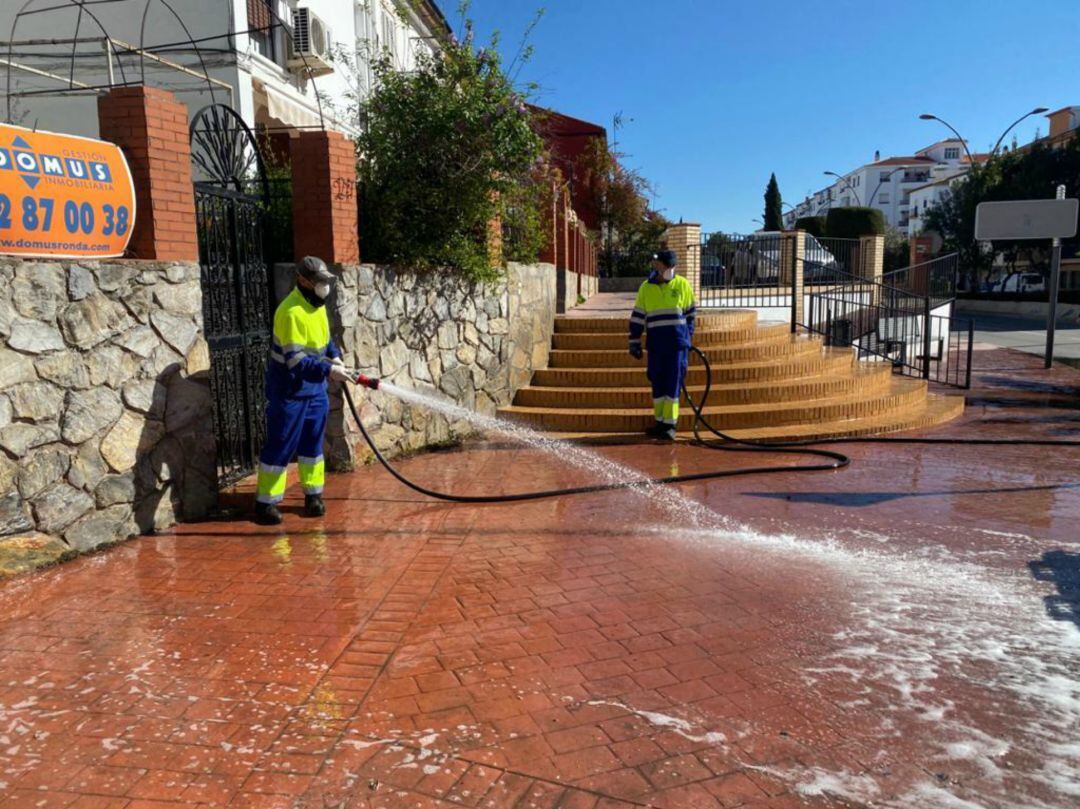 Varios operarios de Soliarsa limpian una zona de avenida de Málaga