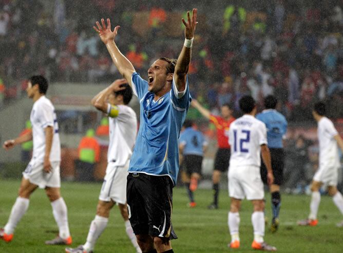 Forlán celebra el pase de Uruguay a cuartos