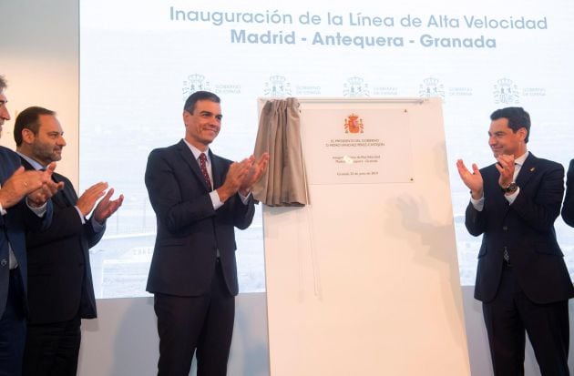 El presidente del Gobierno en funciones, Pedro Sánchez (2i), acompañado del ministro de Fomento en funciones, José Luis Ábalos (i), y del presidente andaluz, Juanma Moreno (d), aplauden tras descubrir la placa conmemorativa después de su llegada a la capital nazarí con el primer AVE Madrid-Antequera-Granada que ha llegado a su destino tres horas y cuarto desde que salió de la estación de Atocha