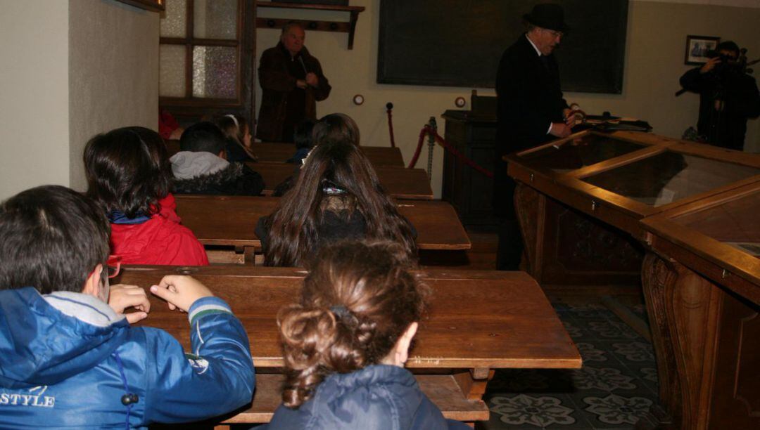 Varios niños asisten a la recreación de una clase de Antonio Machado en el aula en el que dio clase en el IES &#039;Santísima Trinidad&#039;.