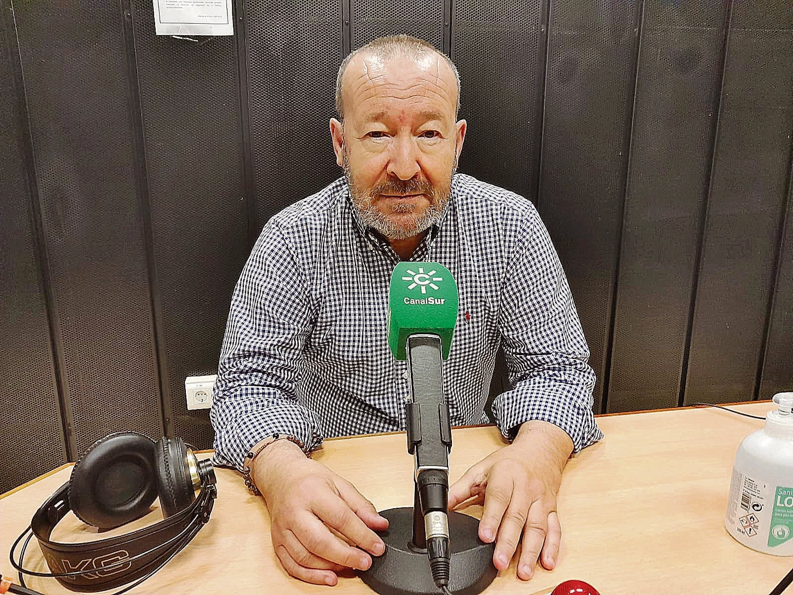 Joaquín Amérigo en los estudios de Canal Sur Almería.