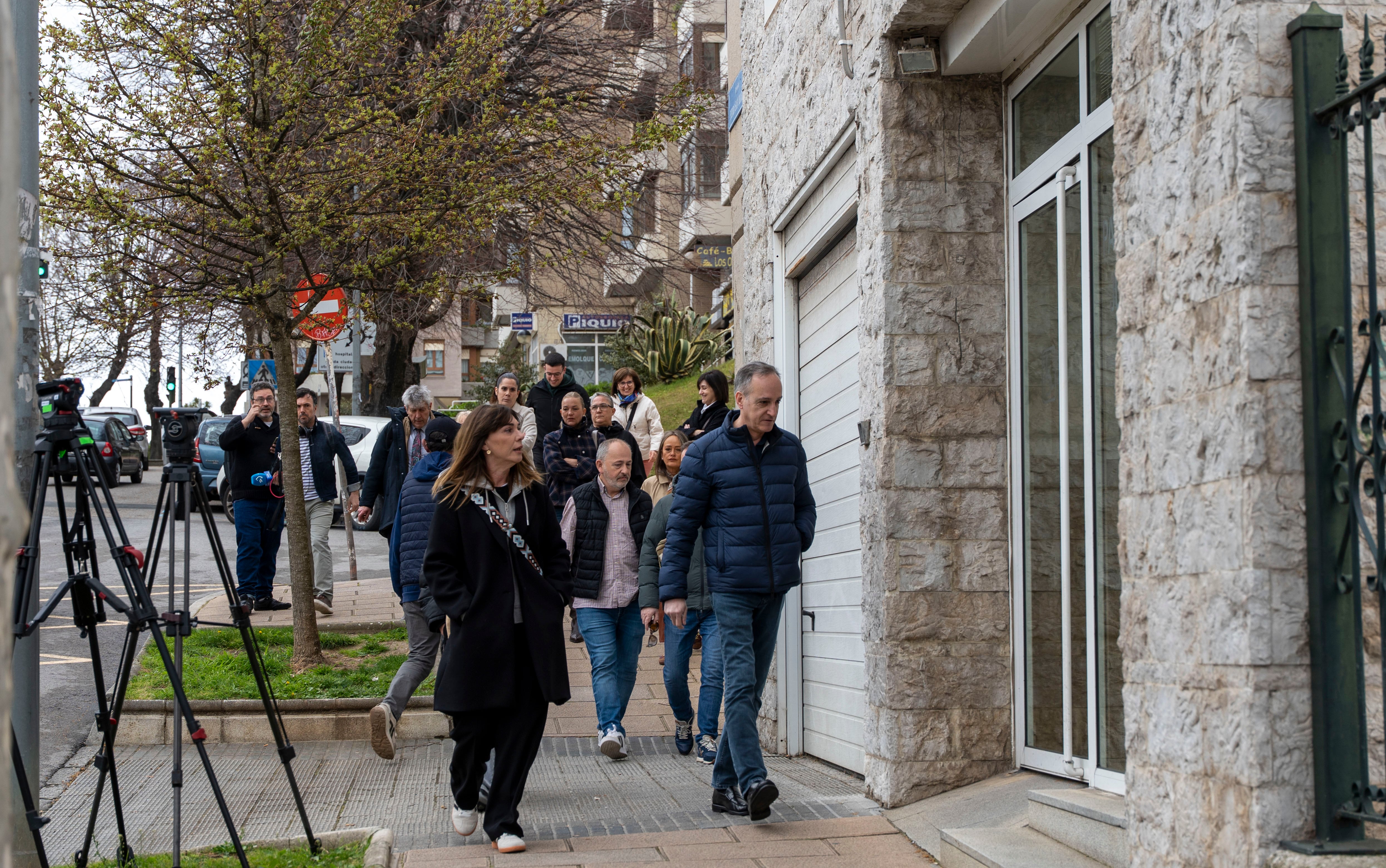 SANTANDER, 27/03/2026.- Las declaraciones ante la instructora por el suceso de la pasarela de El Bocal en Santander, en el que el pasado 3 de marzo murieron seis jóvenes y resultó herida una séptima chica, han comenzado este viernes ante la titular de la Plaza número 1 de la Sección de Instrucción del Tribunal de Instancia de Santander tras las diligencias abiertas por el siniestro, y lo hace a puerta cerrada en el salón de actos del complejo judicial de Las Salesas. En la imagen, los compañeros de la operadora del 112 a su llegada a los juzgados en apoyo a su compañera, EFE/ROMÁN G. AGUILERA