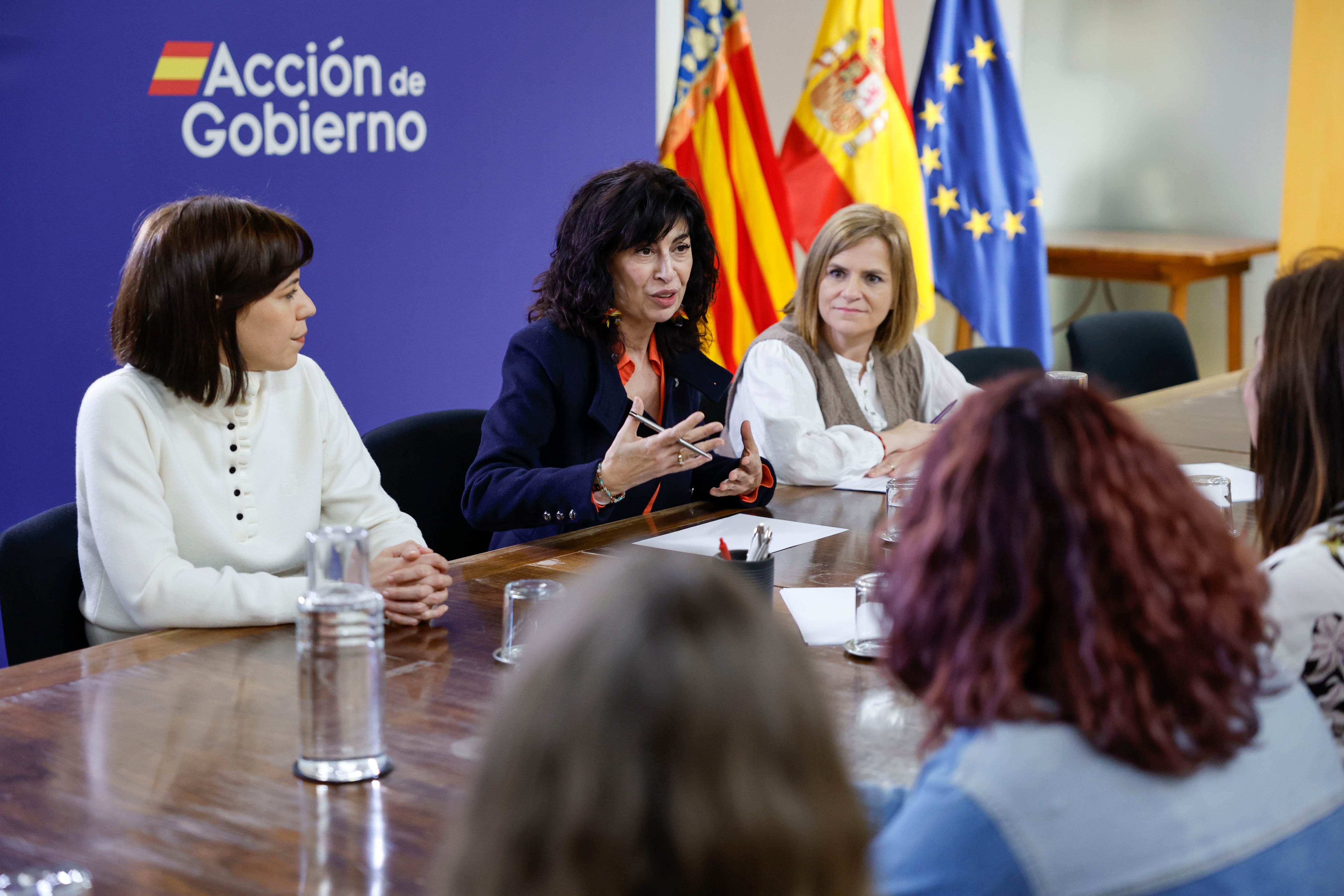 Las ministras de Igualdad, Ana Redondo (c), y de Ciencia, Diana Morant, junto a la delegada del Gobierno en Valencia, Pilar Bernabé (d) durante su reunión de este jueves con representantes de las mujeres que, dentro del colectivo Semana Santa Inclusiva, quieren formar parte de la Cofradía de la Purísima Sangre de Sagunto (Valencia). EFE/ Ana Escobar