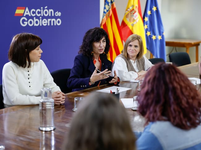 Las ministras de Igualdad, Ana Redondo (c), y de Ciencia, Diana Morant, junto a la delegada del Gobierno en Valencia, Pilar Bernabé (d) durante su reunión de este jueves con representantes de las mujeres que, dentro del colectivo Semana Santa Inclusiva, quieren formar parte de la Cofradía de la Purísima Sangre de Sagunto (Valencia). EFE/ Ana Escobar