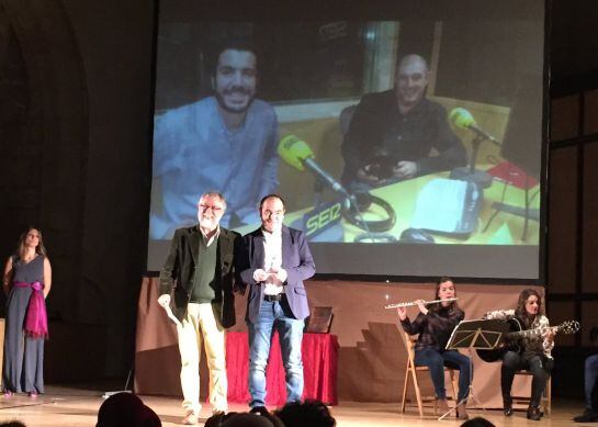 Luis Sánchez, director de &#039;Hoy por Hoy Ávila&#039;, recoge el premio &#039;El Tesoro&#039; de manos de Serafín de Tapia