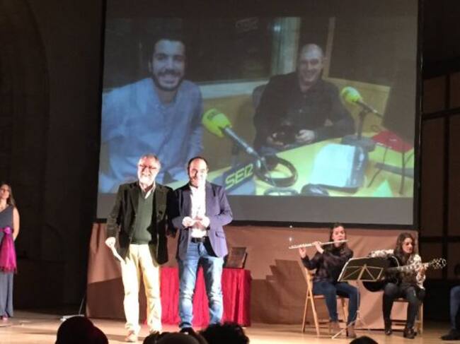 Luis Sánchez, director de 'Hoy por Hoy Ávila', recoge el premio 'El Tesoro' de manos de Serafín de Tapia