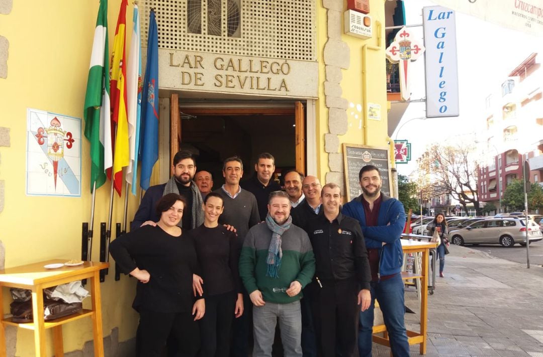 Manu Sánchez, Ismael Medina y los integrantes de la redacción deportiva de Radio Sevilla posan junto a los responsables del Lar Gallego