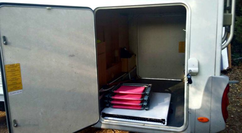 Hueco de la autocaravana donde estaban hacinadas las doce personas