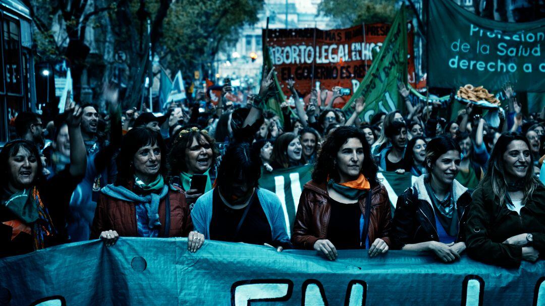 Fotograma de &#039;La ola verde&#039; con una de las marchas por la legalización del aborto