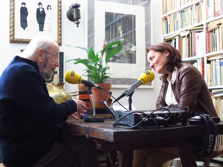 El escritor Caballero Bonald, durante su entrevista con Pepa Bueno