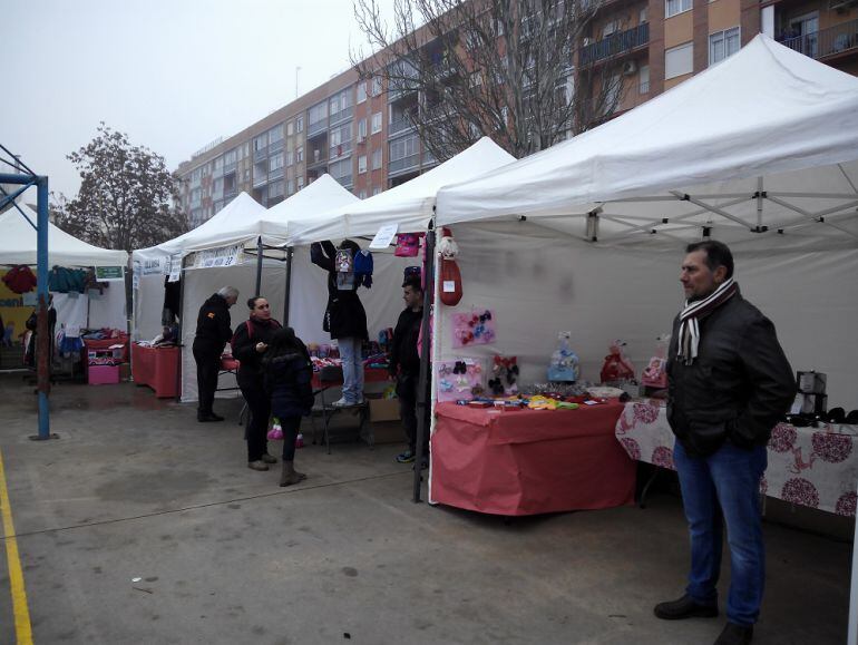 Quince comercios de Las Fuentes han abierto sus tiendas este domingo en el patio del colegio