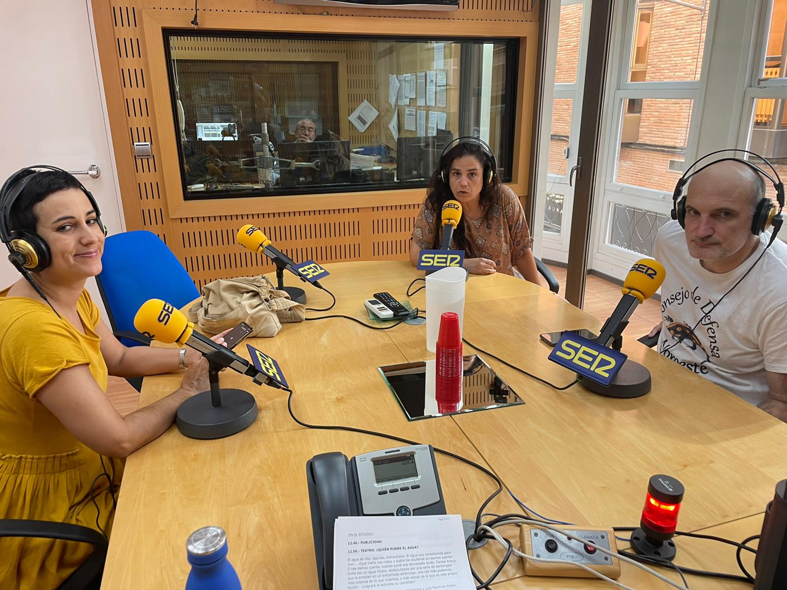 Las actrices Elia Estrada (de amarillo) y Azahar Carmona, junto con el actor y director de la obra, Luis Martínez Arasa, en los estudios de Radio Murcia