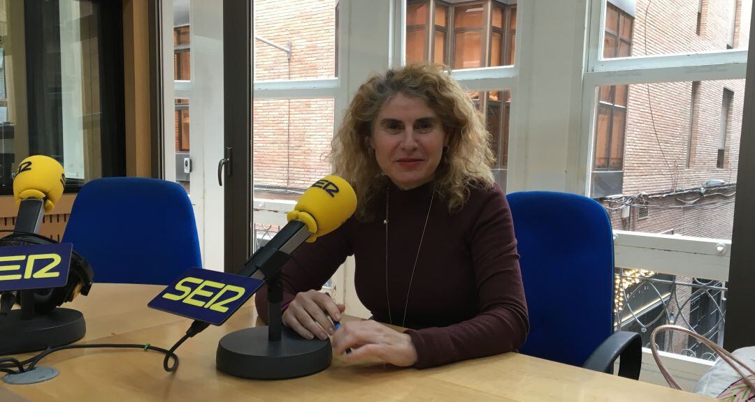 Lola García, periodista del diario La Opinión y miembro de Colombine, en los estudios de Radio Murcia