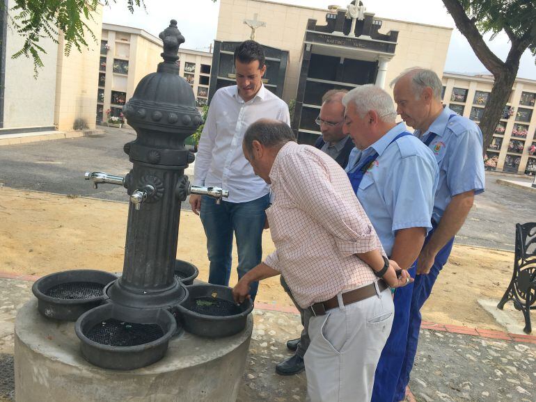 El alcalde visita el cementerio