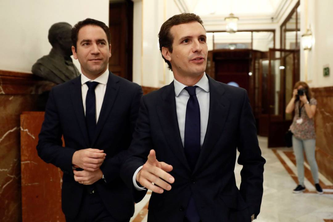 El presidente del PP, Pablo Casado y el secretario general del PP, Teodoro García Egea, en los pasillos del Congreso.