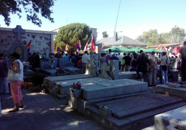 Homenaje a las &#039;13 Rosas&#039; en el cementerio de La Almudena