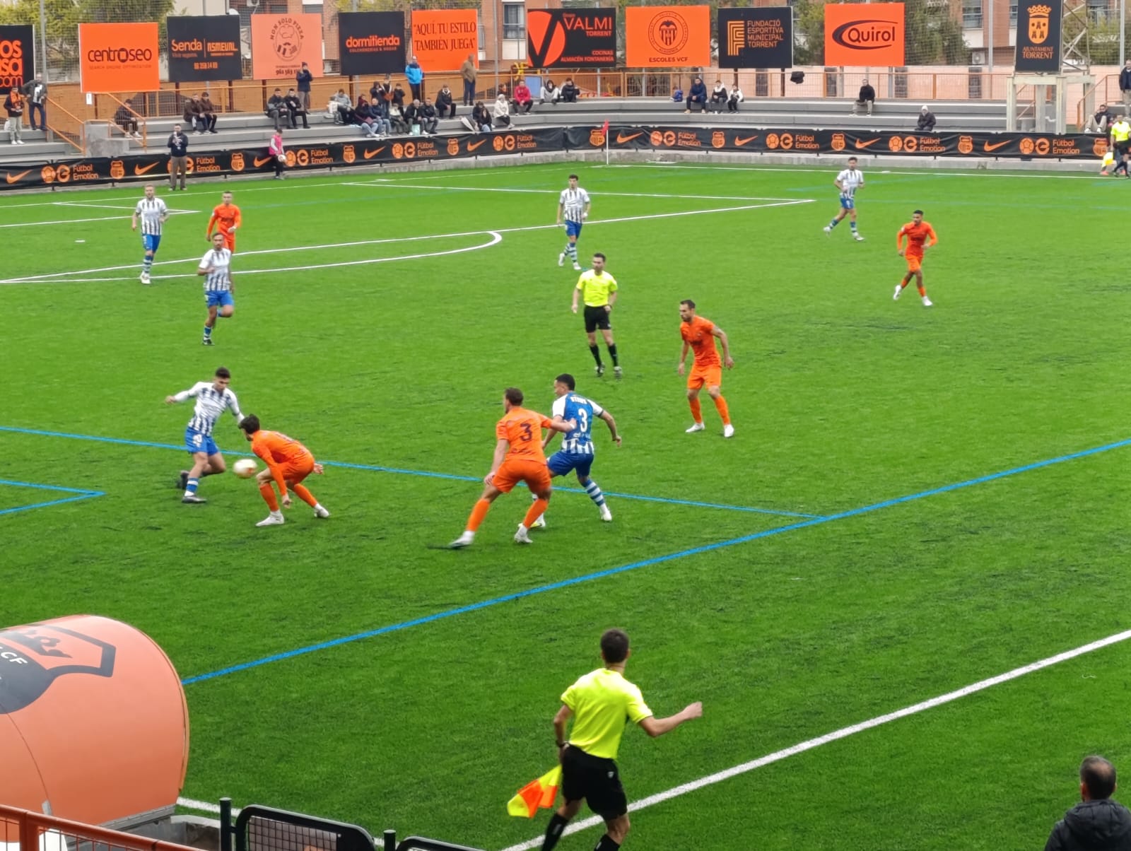 Instante del partido en el Estadio San Gregorio