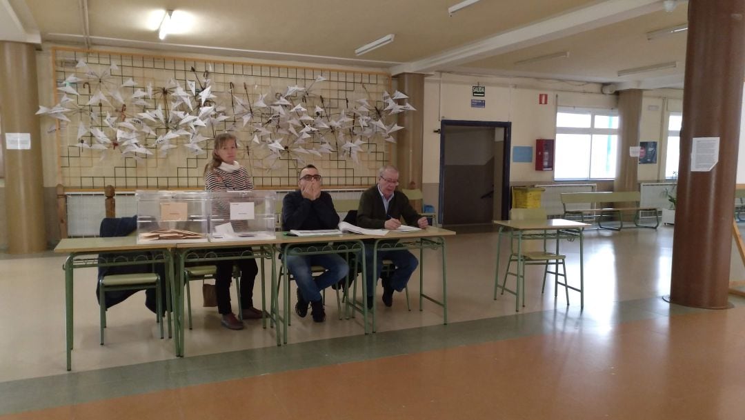 Componentes de una mesa electoral el 28 de abril en Ávila