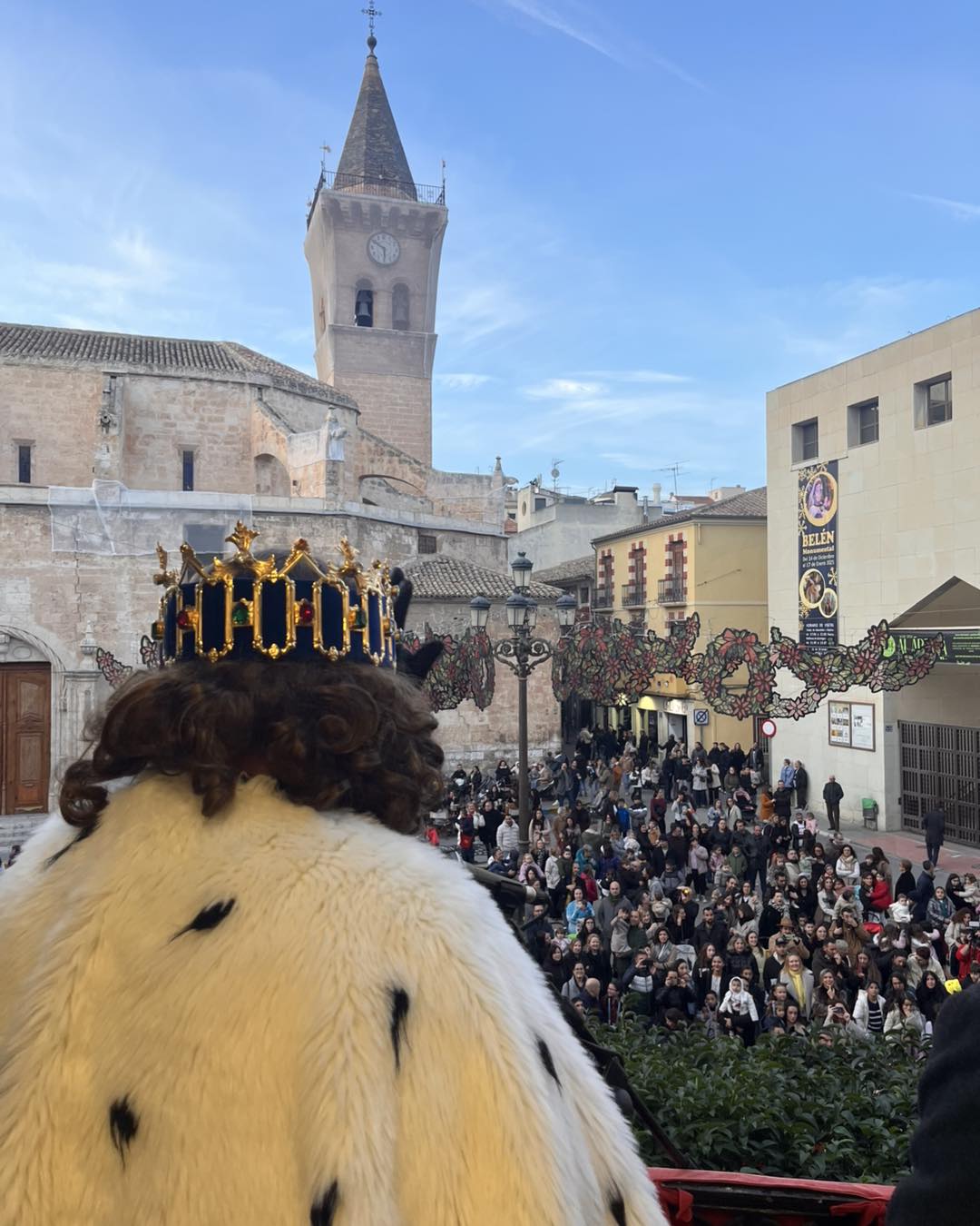 Los Reyes se dirigen a los niños en la Plaza