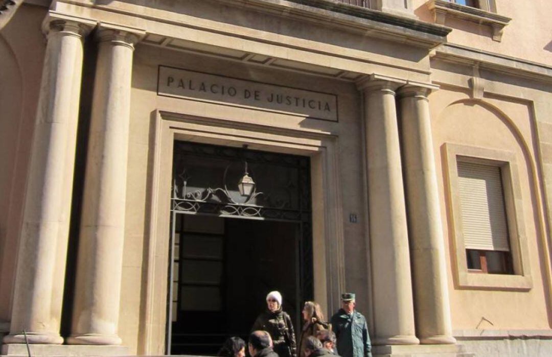 Acceso al Palacio de Justicia de Jaén.