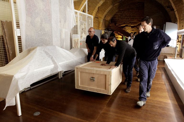 Fotografía facilitada por el Gobierno de Aragón de la llegada de los bienes del patrimonio histórico artístico del Monasterio de Sijena que salieron hace años en camiones hacia Cataluña