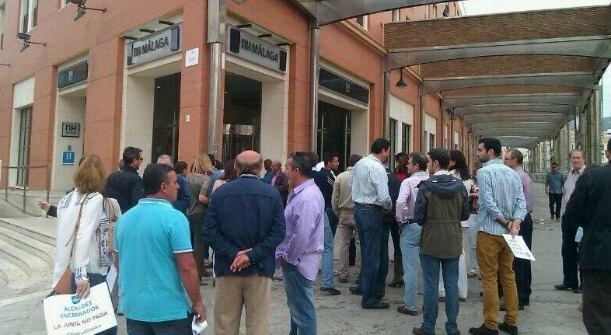 Alcaldes y dirigente del PP ante el hotel NH minutos antes del "escrache"