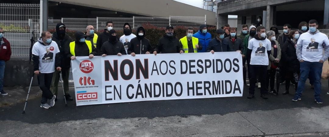 Piquete a las puertas de Cándido Hermida en Ferrol.